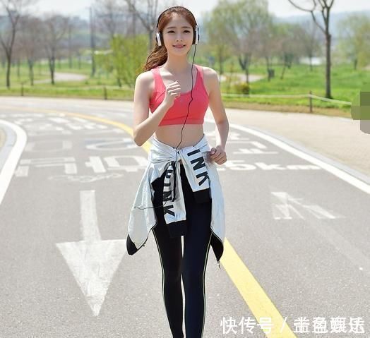 美女 运动范的打底裤美女，展现绝佳的气质，回头率特别高