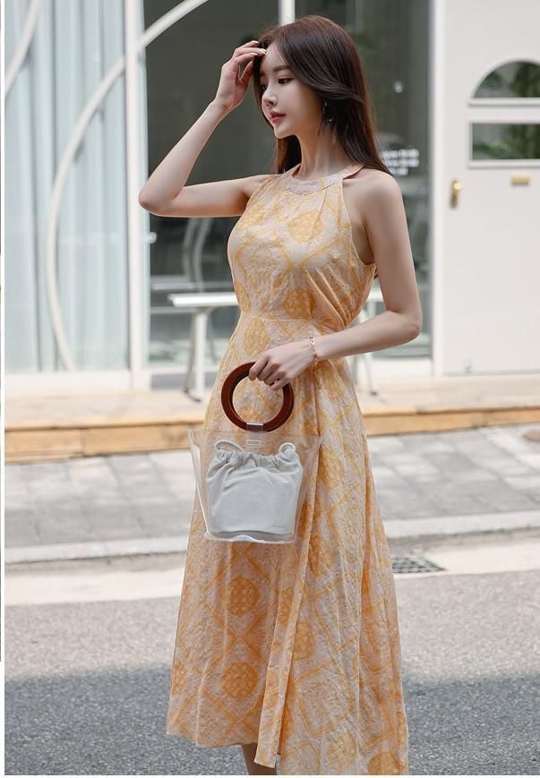 孙允珠鲜橙挂脖无袖不规则长裙,打造夏日清凉穿搭