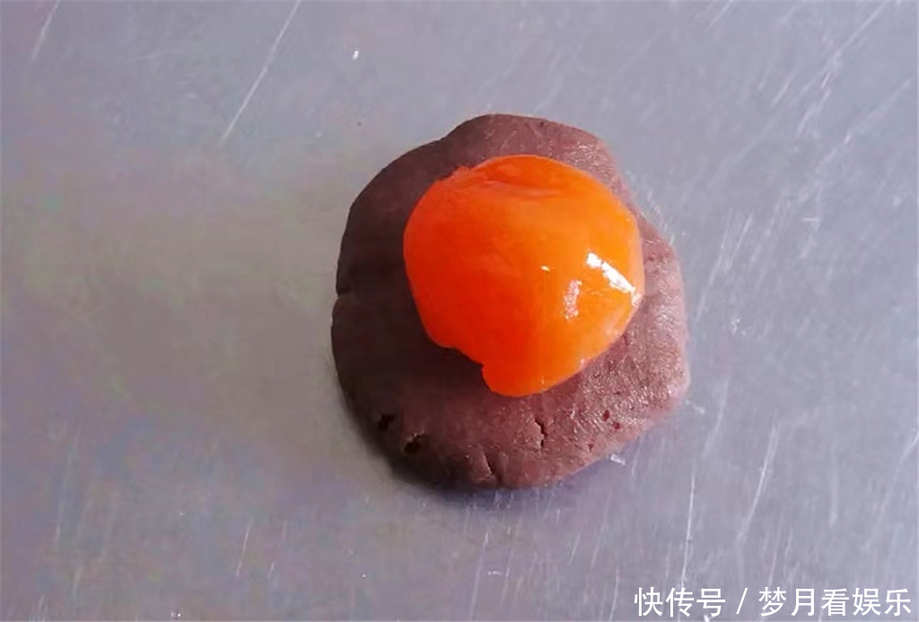 紫薯|想吃蛋黄酥不用出去买,教你在家做,简单易学,咬一口满嘴香