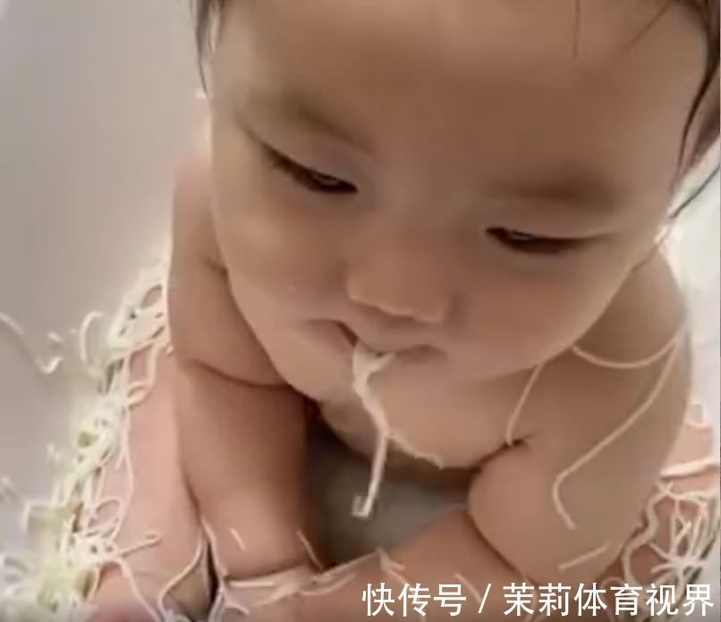 食物|萌娃吃面条吃得满身都是,网友:照这样吃,可能得要吃到天荒地老