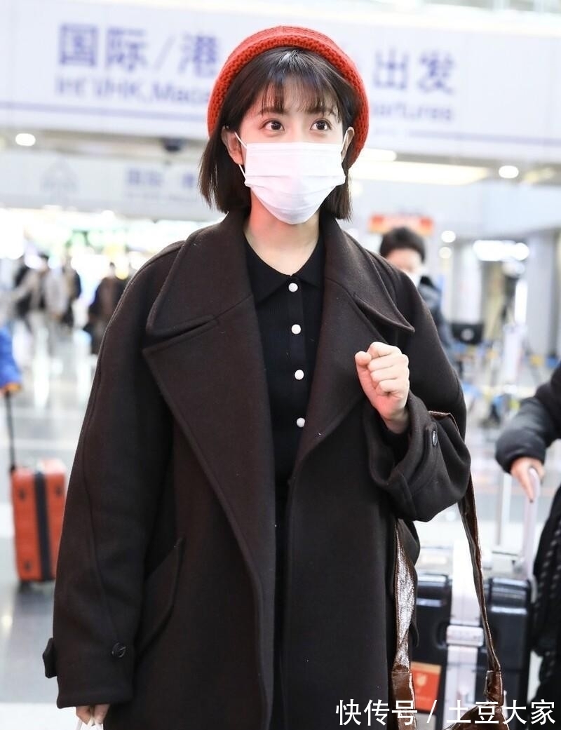 搭配 女人过了35岁打扮嫩点,穿大衣别戴毛线帽,彩色贝雷帽才高级