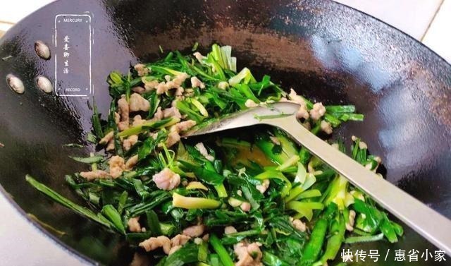 翠绿|这样做的蒜苗炒肉丝，蒜苗鲜嫩翠绿，肉丝嫩滑美味，因多加这两步