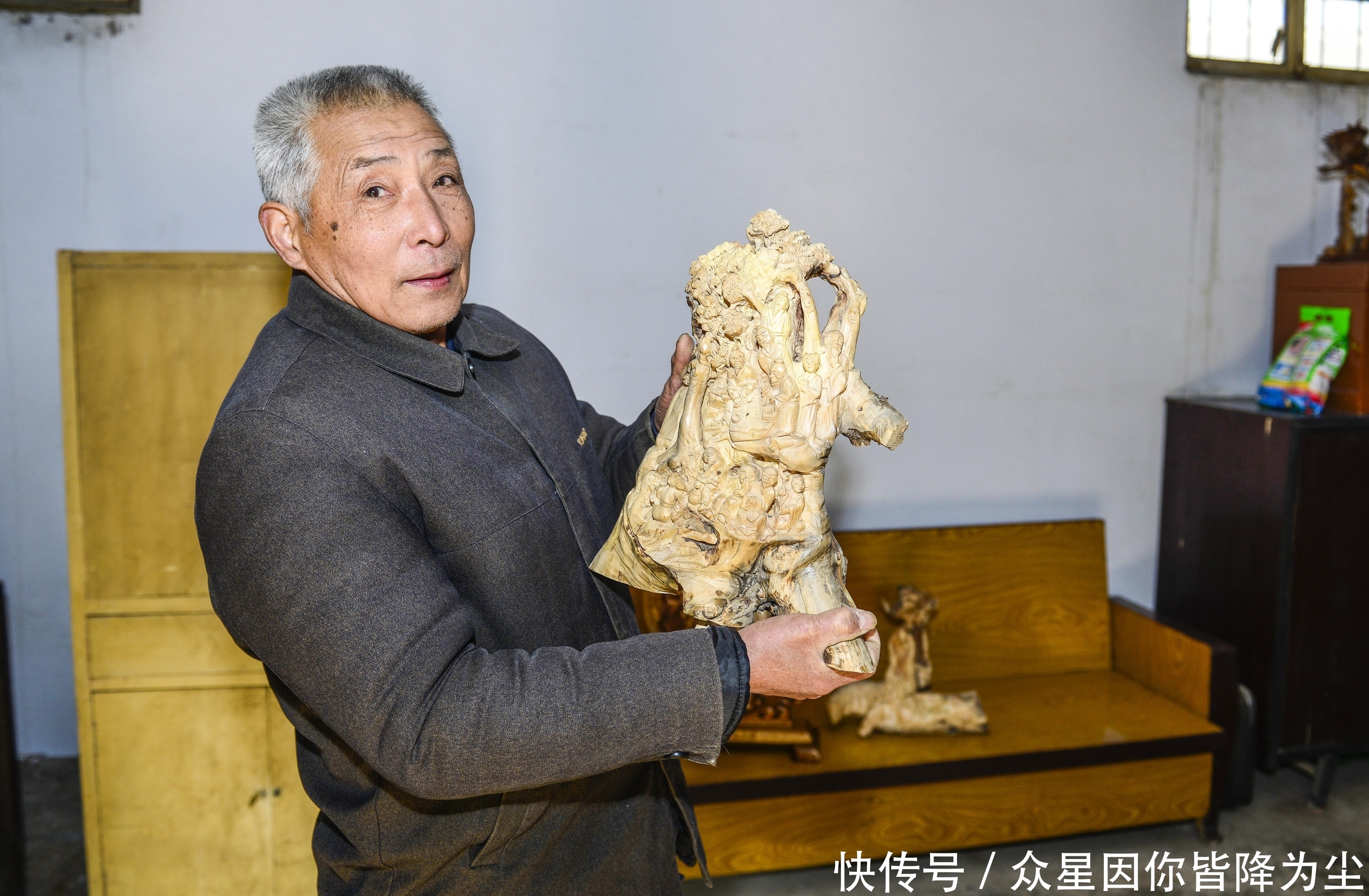 技艺|70岁老人40年如一日一把刻刀坚守木雕技艺,笑称不为挣钱只为子孙