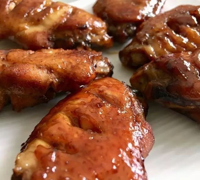 比可乐鸡翅还好吃的蜜汁烤翅,简单三步就能做出来,上桌就光盘!