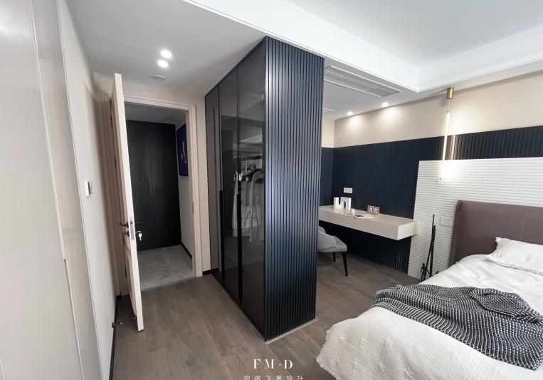 玻璃柜|事实证明,卧室不做套房,装一字型玻璃柜,也能打造步入式梳妆区