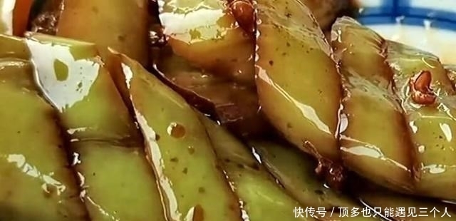 母亲用40年的老方法腌制辣椒,上午腌下午吃,酸辣脆爽,开胃下饭