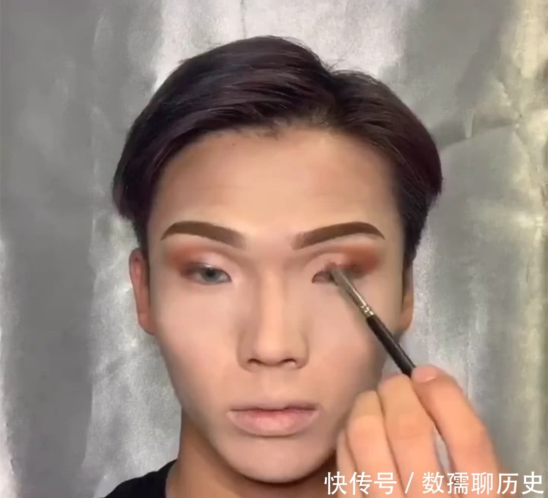 美术生画“反串”仿妆,开局:来凑凑热闹,结局:教教我怎么画吧