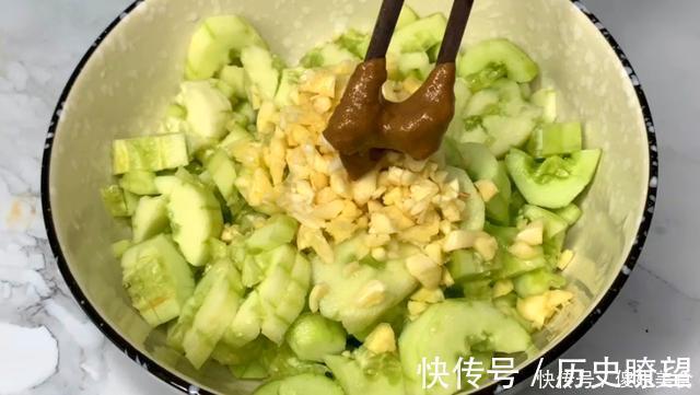 饭店48元的凉拌黄瓜，原来多加了这2步，学会做给家人吃，太香了