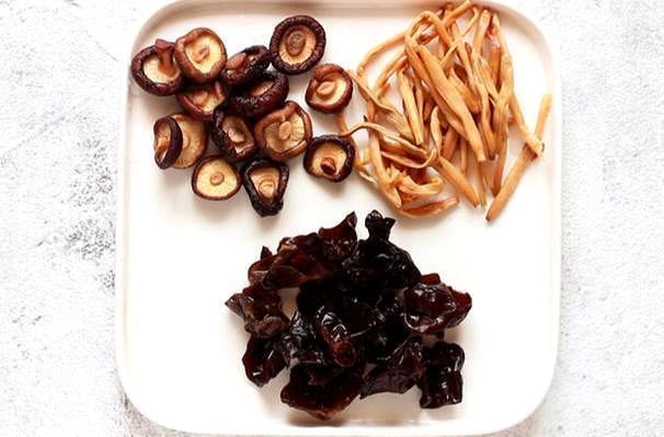 本帮菜中的经典菜,做法却很简单,4种食材加烤麸,比肉还香