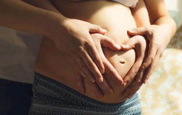 小杨|朋友圈晒出孕妇照,却被亲戚纷纷排斥:你咋不穿多点,不知检点