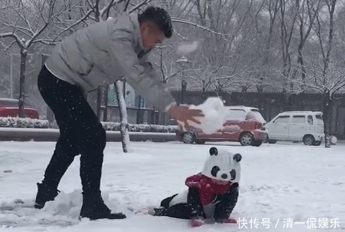 雪花|“最无情奶爸”带娃玩雪走红，奶奶提着30米大刀在赶来的路上