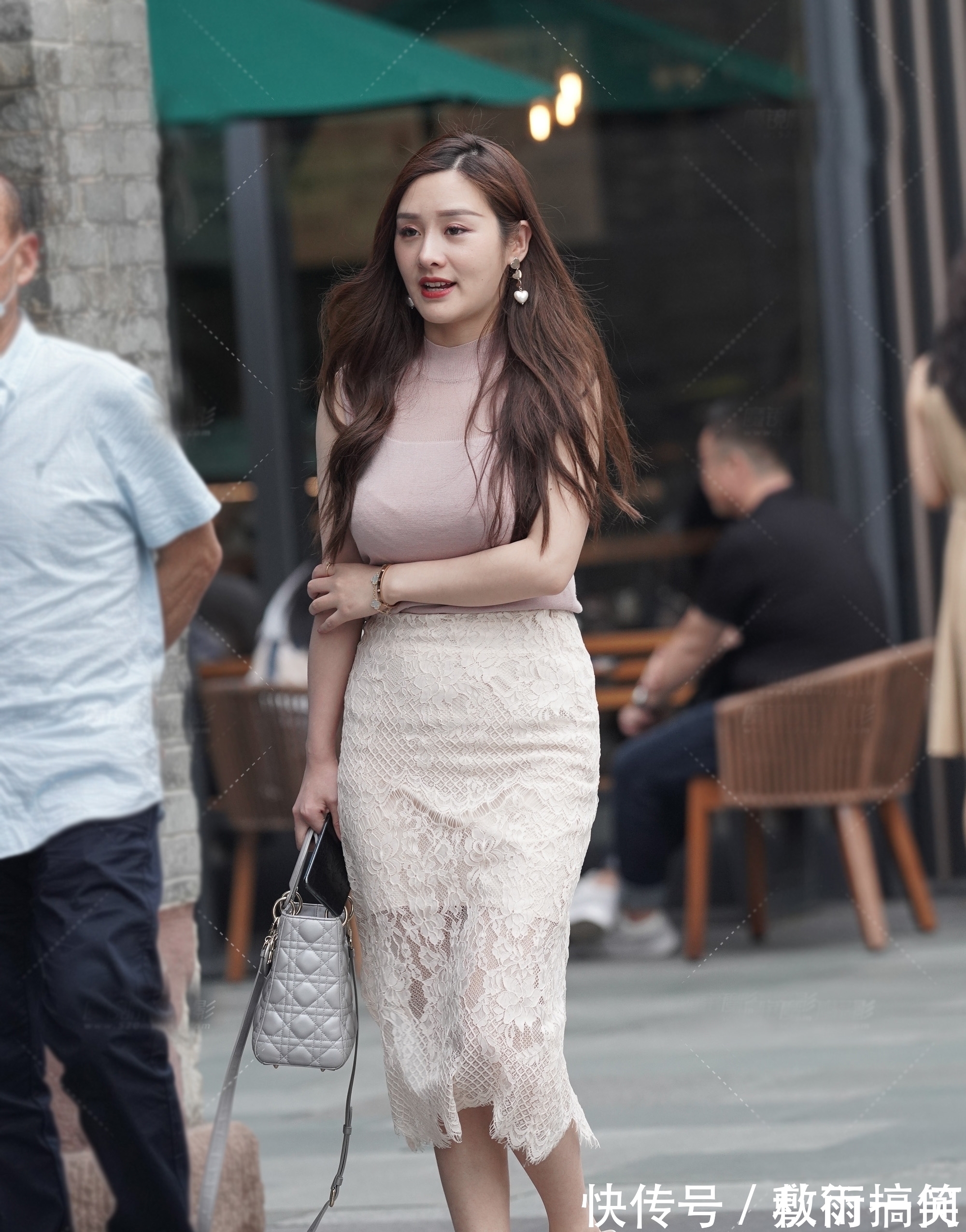 轻熟风 气质型轻熟风搭配,粉色打底衫配半身裙,温婉动人又美丽清新