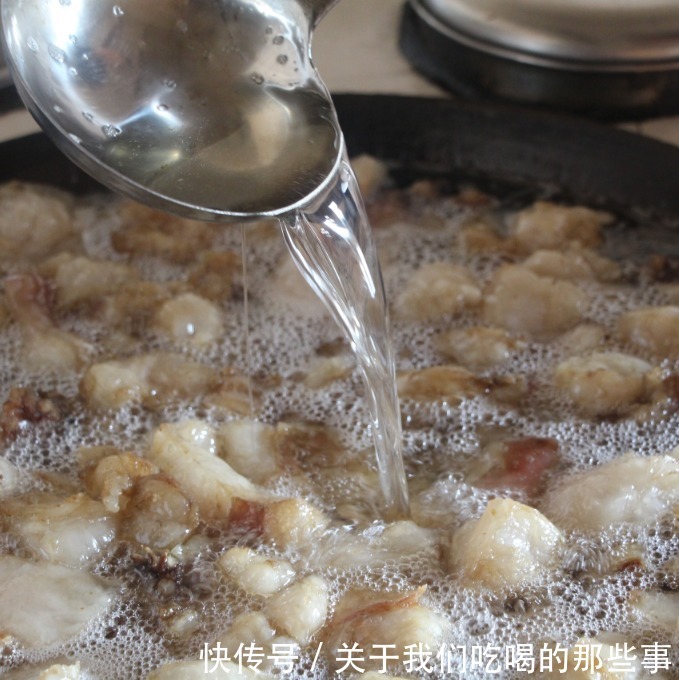 熬猪油不能直接下锅,想要猪油雪白浓香,久放不坏,牢记3个技巧