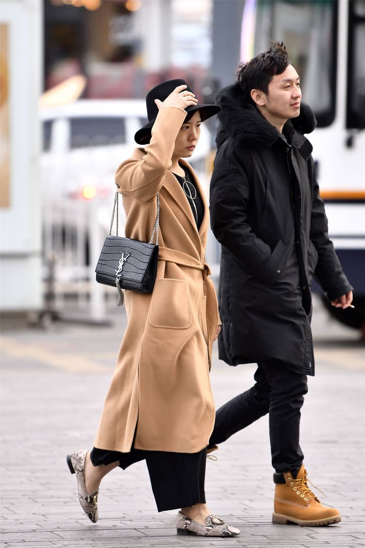 街拍:小姐姐粗呢短裤搭配黑色过膝长靴,给人一种很漂亮的感觉