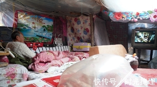 窝棚|六十六岁奇人大叔，住在塑料窝棚过冬不怕冷，抵御寒冷有妙招