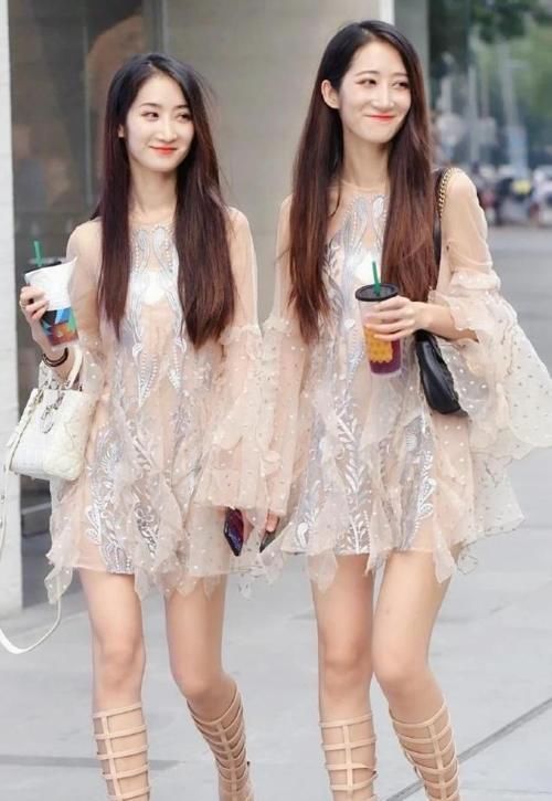 姐妹|美女模特：姐妹搭配风格魅力四射，泡泡袖网纱连衣裙，又纯又欲