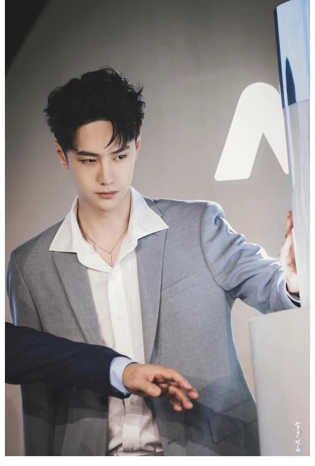 王一博品牌見(jiàn)面會(huì)太搞笑，主持人接梗不斷，結(jié)束還不忘叮囑粉絲