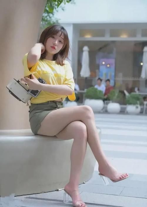 黄色|黄色上衣搭配包臀短裙，身材亮眼又吸睛，轻松穿出女神范