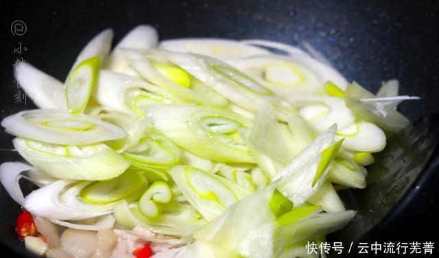 一大|这菜以前一买一大捆,今年只舍得一根根买,2块钱一根虽贵但好吃