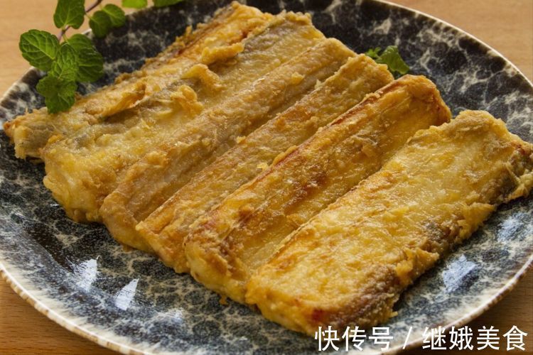 煎带鱼，用面粉还是淀粉？大厨教你一招，口感香酥脆，好吃不油腻