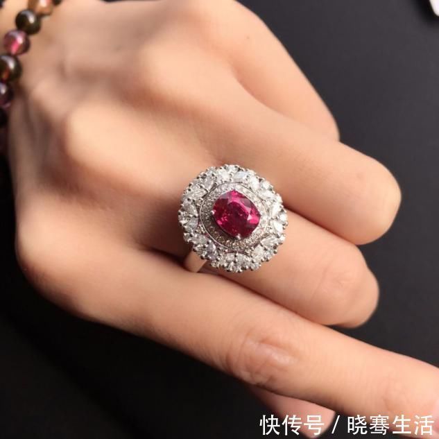 蓝宝石@为什么女人都爱彩宝首饰?除了价格高,和铂金的结合更是锦上添花