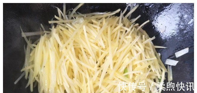 炒土豆丝时，放醋方法有讲究，教你1招，土豆丝酸香不呛口！