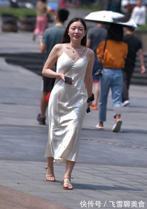 吊带 亮白色丝质吊带宽松连衣裙,搭配红色链条包包,热情又大方的穿搭