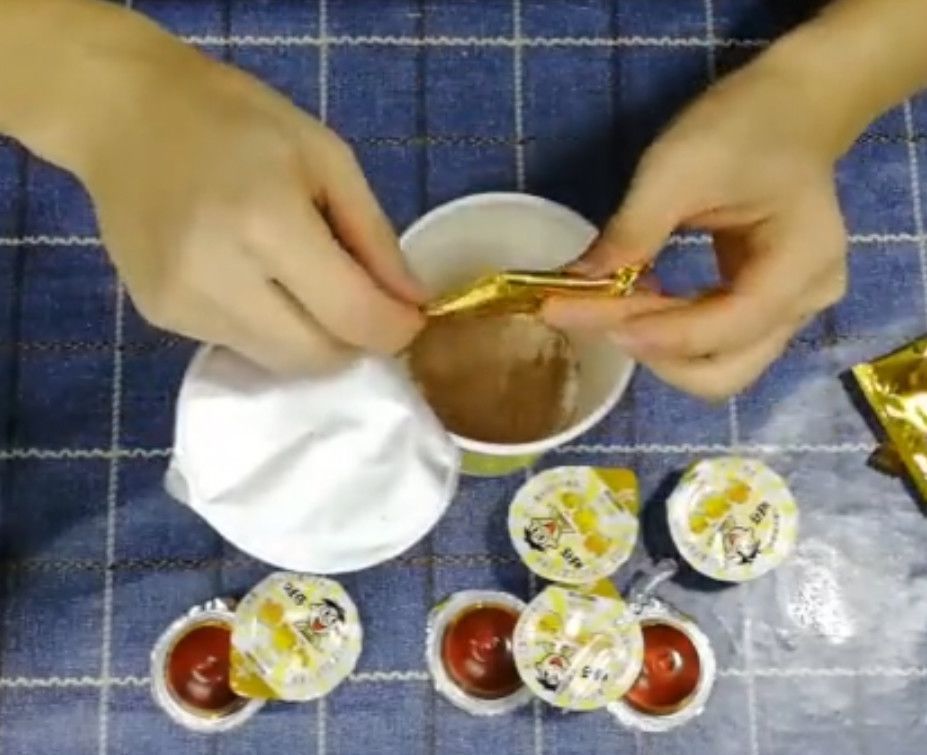 只能|小伙试吃怀旧零食“摇滚冻”,终于知道为什么一次只能摇一颗了