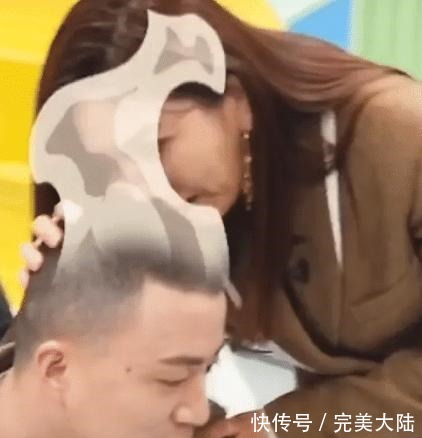 头皮|继“口臭”后，Ella又闻了Jony J的头皮，表情都懒得装