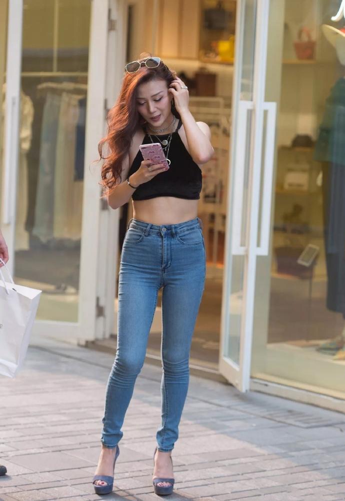 街拍紧身牛仔裤，穿上后，都变了一个样