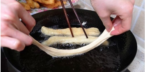 油条|炸油条时，有人加鸡蛋，有人加泡打粉，其实都不对，教你正确做法