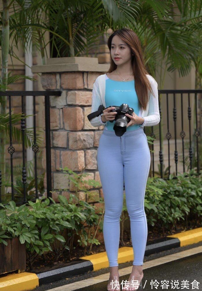 高跟鞋 紧身衣搭配百搭牛仔裤,修身又塑形,那份小家碧玉般的温柔很迷人