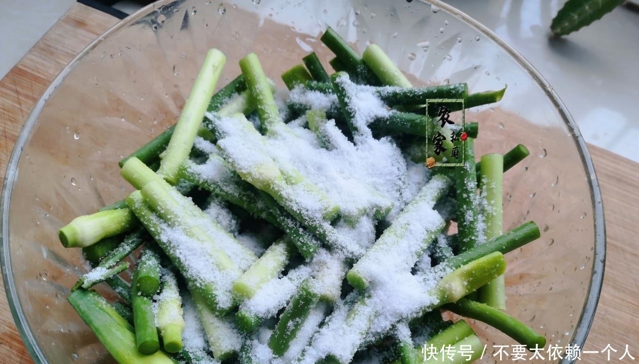 黃磊做韓式腌蒜苔,何炅驚叫:好吃!曬黃磊同款做法火了朋友圈!