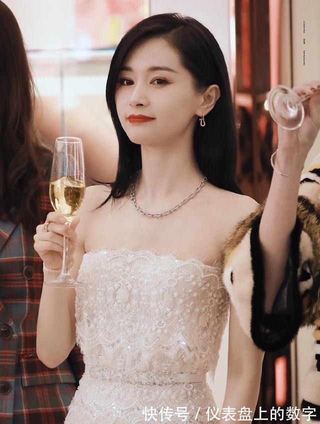 下巴 发型师透露女生有这3个“特点”,不要留黑长直,剪短发更年轻!