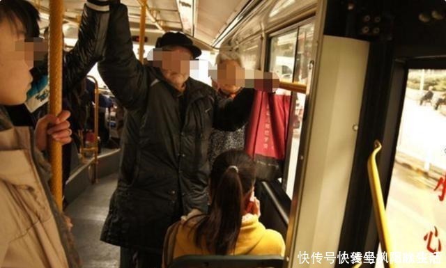 聪聪|老人嫌7岁儿子让座慢,将书包扔在地上,宝爸的处理方式硬气!