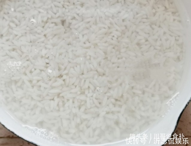 别急|做酒酿,糯米蒸熟别急着撒酒曲,多加1个步骤,米酒香浓放得久