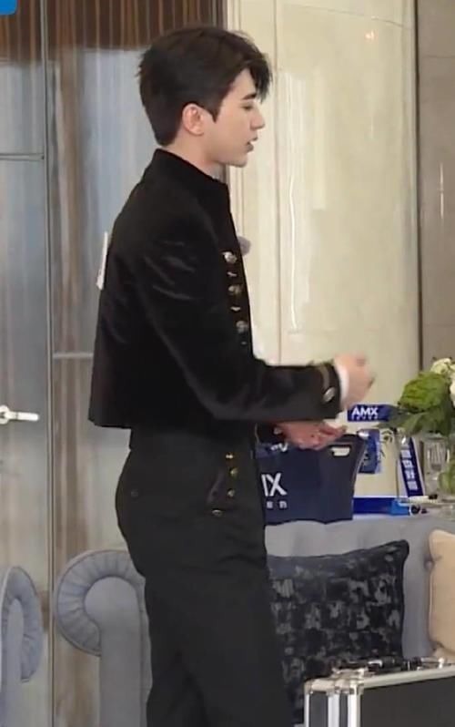 蔡徐坤《奔跑吧》预告耿直吐槽沙溢 却被反击穿得像是卖扣子的！