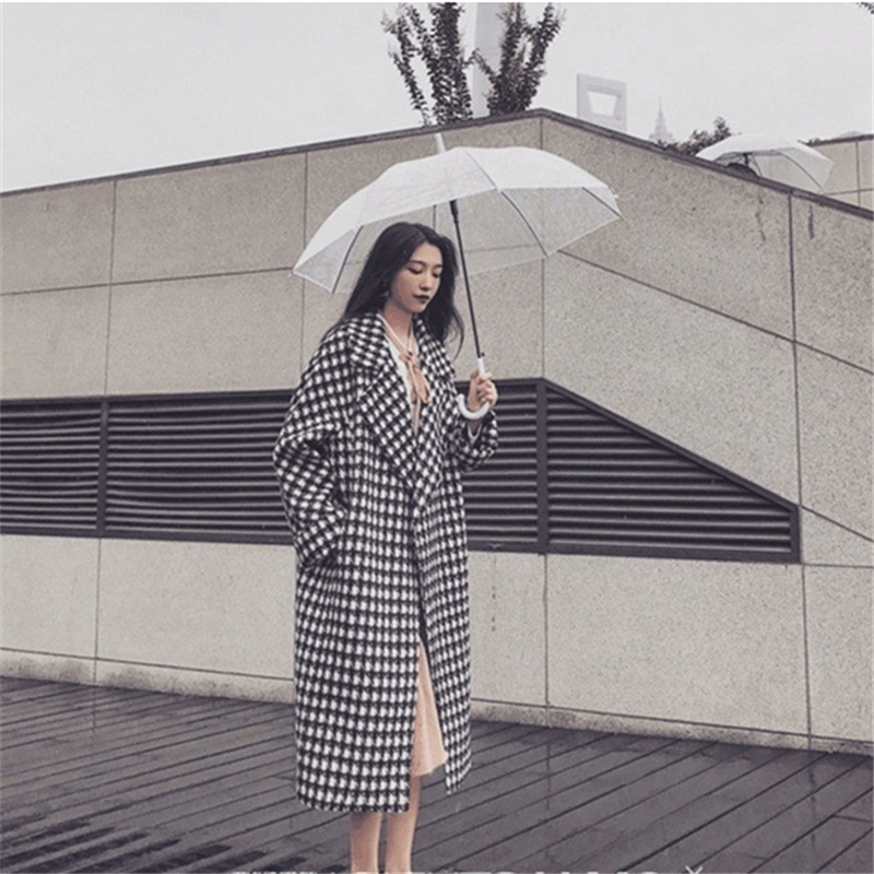 大气 建议大家大衣不要配黑裤子!瞧她那样穿,美得让人猜不出年龄