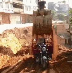 |搞笑GIF：请问 这结构妹子穿高跟鞋该怎么办？ 我只想静静的呆在下面