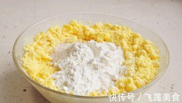 玉米面饼，烫一烫柔软不硬，也不用擀，拍拍即成，多吃粗粮身体好