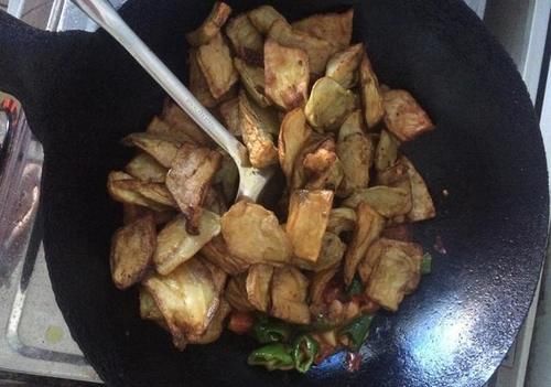 做鱼香茄子之前，记得多加一步，茄子不吸油，既好吃又软嫩