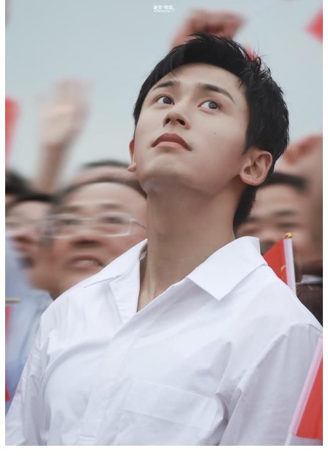 搞笑|张哲瀚看书被抓拍，却再度迎来质疑？粉丝：认真又搞笑！