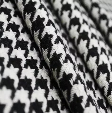 阔腿裤已经过时了，今年春天流行的是“格纹裤”，显高显瘦又时髦