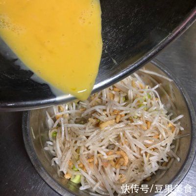 白萝卜|#我的养生日常-远离秋燥#萝卜丝虾仁饼