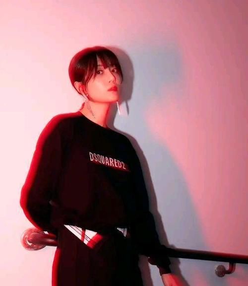 版型|女明星不得了，黑卫衣搭西装裙又美又野，不系扣子反而更时髦