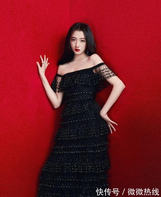 满身|关晓彤才是真正的“漫画腿”，穿抹胸黑色蛋糕裙，尽显超模范十足！