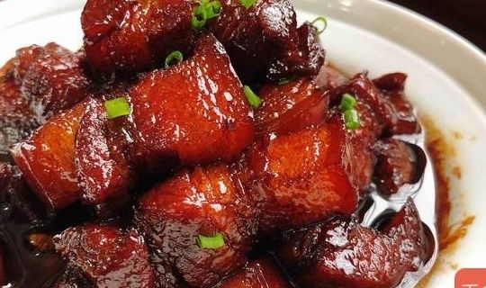 加料酒|红烧肉是先煸肉还是先炒糖色？学会正确做法，肥而不腻颜色红亮
