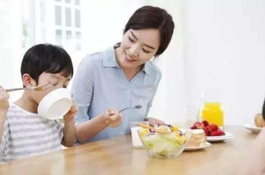 眼睛|宝妈嫌弃“小眼睛”宝宝丑,婆婆安慰会变大,孩子百天后尴尬了