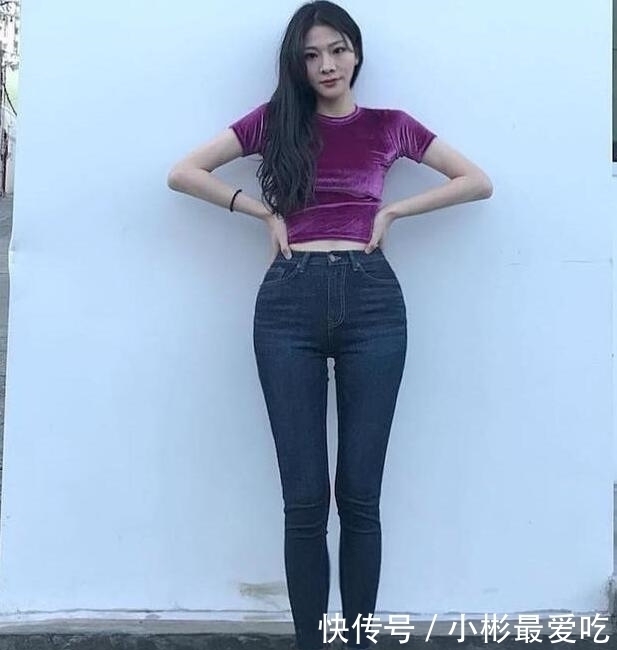 曲线|紧身牛仔裤小姐姐，穿搭很时尚，勾勒出腿部的纤细曲线！