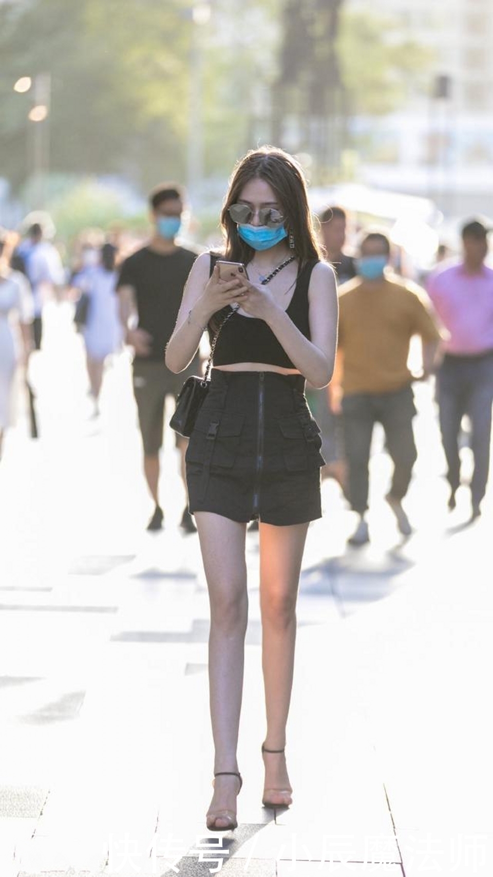 高腰款式|路人街拍,美女穿横条纹的半袖,腰线被提升得很高